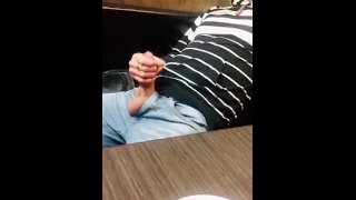 Público arriesgado - atrevido a correrse en el restaurante en mi sushi y comerlo