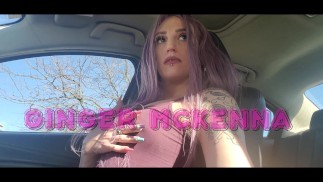 Geil als neuk tijdens lunchpauze | BIJNA BETRAPT SPELEN MET CLIT IN AUTO | Strak geschoren poesje