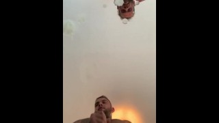 Andy Lee 和 Big Harry 在玻璃桌上射精