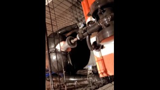 Gummigimpe Sklave in Bondage gefesselt und maschinell gefickt