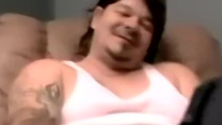 Urso gay amador se masturbando sozinho depois de se tocar