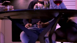Handjob voor man's vriend verandert in een tongpijpbeurt terwijl man naast ons zit
