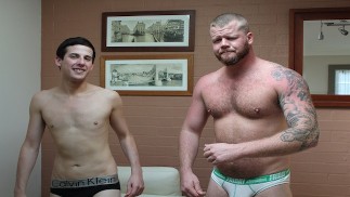 Massive Bodybuilder Aussie daddy fode seu garoto amador em casa em Sydney Austrália