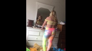 Chica universitaria rubia caliente da una mamada sexy con creampie de vaquera inversa