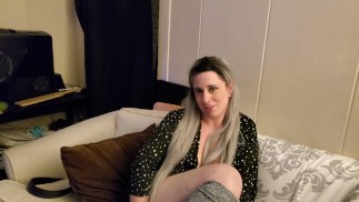 Verveelde huisvrouw wil gewoon de lul en sperma in haar gezicht