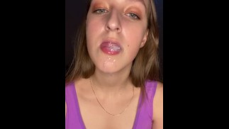  Lippen lecken. Sabberndes Maul