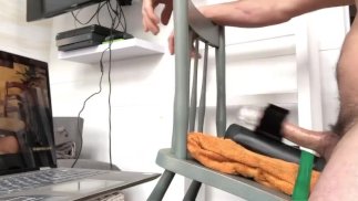 Chaise de traite, drainer la grosse bite coupée, le masturbateur masculin pratique. Code de référence dans les commentaires 