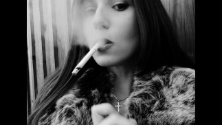 Fumando en mi chaqueta de piel de cuero