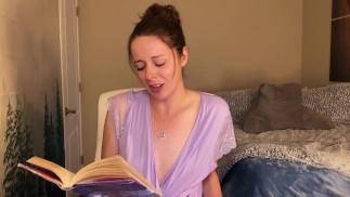 Lendo histericamente Harry Potter e a Câmara Secreta sentado em um vibrador