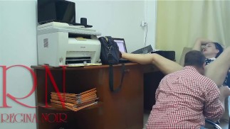  W BIURZE. Pani szefowa i pracownica. Lizanie cipki. 2