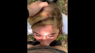 Un joggeur au hasard obtient une gorge profonde sur un sentier de randonnée POV - CandyCourt