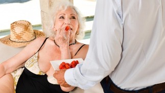 LustyGrandmas古い成熟したDivaは彼女の休暇中にディックダウンしたい