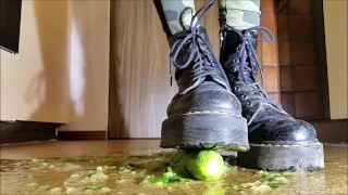Voedsel stampen met Doc Martens laarzen (trailer)