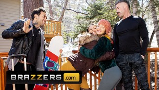 Brazzers - Busty babe Abigail Mac hard geneukt door Small Hands in de Snow