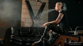 Rauchen in Stiefeln 4K - Fetisch - Femdom - Militär - Tattoo