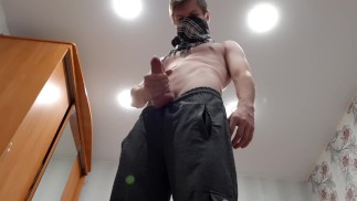 Chav lad masturba um grande pau em calças de moletom e tênis pretos