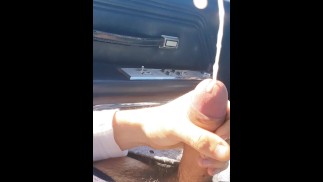 在老爷车里自慰