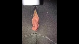 Staubsauger saugt meine Klitoris im Loch meiner Yogahose