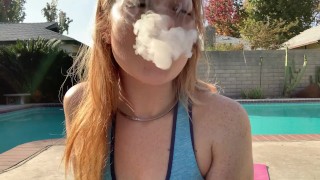 JOI POV Ich bin deine lesbische Stieftochter in Yogahosen, Outdoor-Nacktheit Pornostar Siouxsie Q Sommersprossen