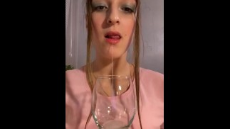 Glas Speichel. Ich gieße mich über mich selbst. Spucken und Sabbern 
