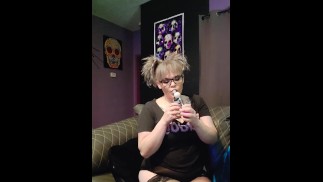 chmur i słuchanie muzyki. Sprawdź moje OnlyFans @ sadisticsloan1313