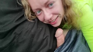 Ludique Hot Teen Sarah Evans fait une pipe dans un parking occupé. Suivez-la sur OnlyFans et Twitter