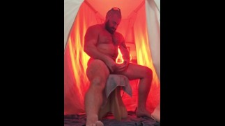 Kräftiger Bodybuilder Großer Schwanz Flex Nackt In Der Sauna. OnlyfansBeefBeast Heißer Muskelbär Sexy Stier Behaart