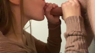 Amateur wollte einen Schluck Sperma, bekam aber stattdessen eine Überraschungsgesichtsbehandlung.