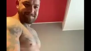 Atrapado masturbándose por la criada del hotel. Luego me remató