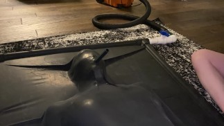 Schattige meid in latex komt opnieuw en opnieuw
