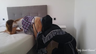 セクシーな恥ずかしがり屋の日本のルームメイトは、コスチュームパーティーの後に彼女のタイトで濡れた猫をファックするように私に頼んだ