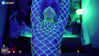 Gia_Baker si muove sensuale illuminata da luci al neon.