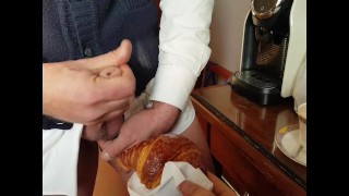 Schlampe frisst Bullen zum Frühstück
