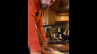 mec italien jouit en cuisinant le déjeuner