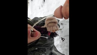 Používá mě jako záchod na naší zasněžené túře
