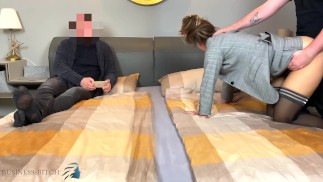 Dreier-Sex-Treffen - Praktikantin fickt Chefin und schießt Sperma auf ihre Muschi - Fremder beobacht