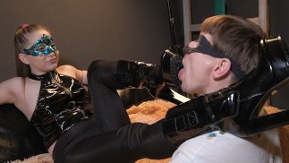 Принцесса обильно плюет в лицо рабу, размазывает душистую слюну по его лицу сапогами