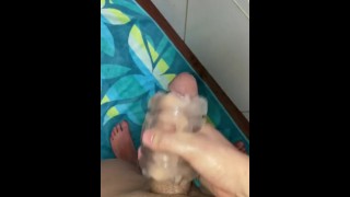 Vložil jsem svůj fleshlight do teplé vody, pak jsem ho naplnil lubrikantem a šukal ho tak tvrdě, jak jsem jen mohl.