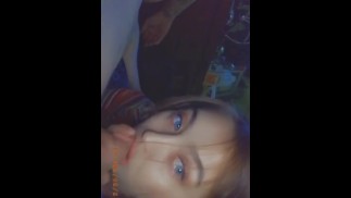 Коренной американец с большим голубым глазом сосет папин член в Snapchat