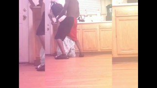LE DIO UN POCO DE POLLA MIENTRAS COCINA (AMLOST ATRAPADO)