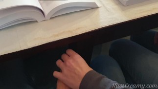 Lehrer wichst den Schwanz eines Schülers im Uni-Unterricht, bis er kommt - MissCreamy
