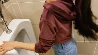 Freches Mädchen Schleicht sich in Herren-Urinal