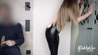 Amateur-Glory-Hole! 2 orale Creampie! Ehefrau lutscht fremden Schwanz im Hotelzimmer. Cuckold-Video-Fantasie