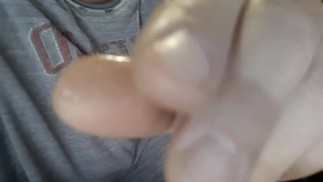 Sacudiendo una polla pequeña con cumming