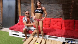Pornovatas por el mundo. Nasza przyjaciółka Karyn Bayres i jej wielkie mięśnie walczą z Victorem Bloomem. 
