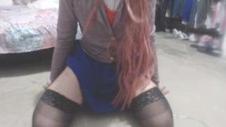 Trap ujeżdża dildo podczas noszenia cosplayu Moniki z DDLC (Funkyo Enma)