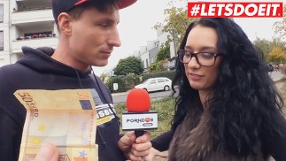 BumsBus - Lilly Foxx culona tedesca raccolta per il sesso in macchina da vicino - LETSDOEIT