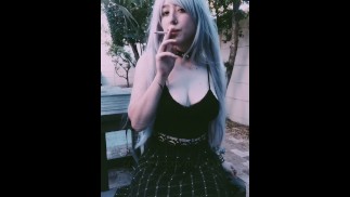 Ragazza alternativa arrapata e fumatrice mostra la sua fichetta (fetish)