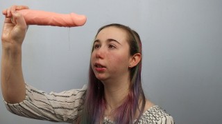 Praticare il mio pompino sciatto su un dildo
