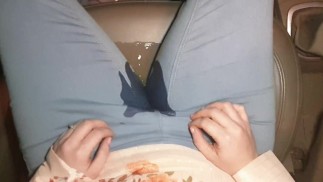 ⭐ POV Car Mouillage. Cute fille ne peut pas le tenir et se mouille dans le siège!